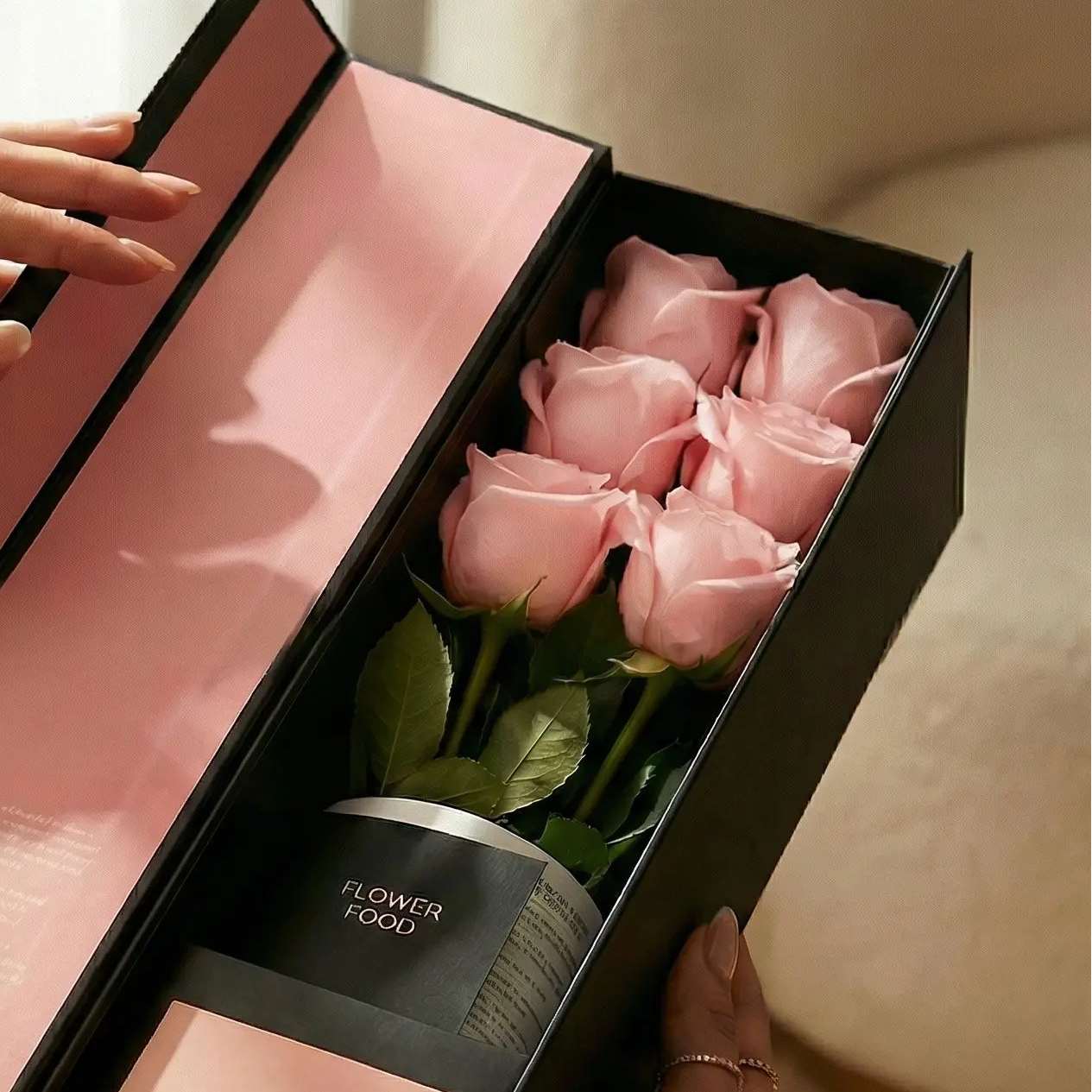 Flute Box cor de rosas aberta a mostrar as rosas 