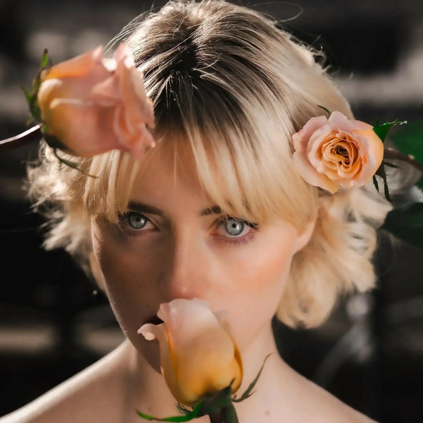 Buquê de rosas cor de pêssego em caixa de luxo - modelo com as rosas no cabelo e olhada fixa | QRoses